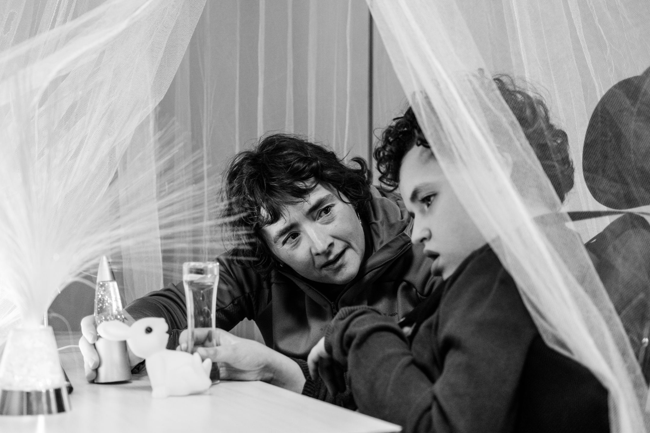 Althéa et sa maman en train de jouer